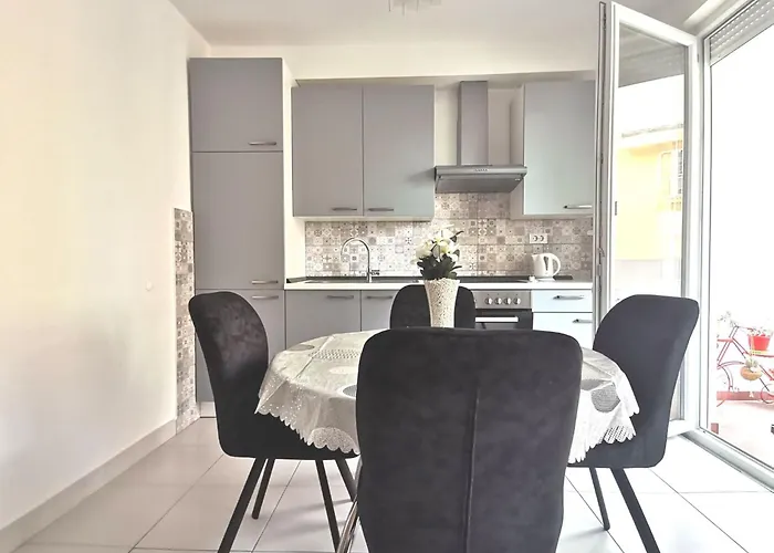 Mit Terrasse By Interhome Lejlighed